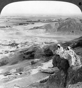 Déli nézet a thébai síkság és Medinet Habu templomai felett, Egyiptom, 1905. alkotó: Underwood and Underwood