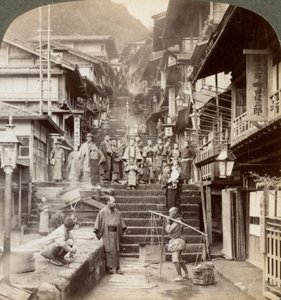 A főutca a Haruna-hegy meredek oldalán, egy híres melegforrású faluban, Ikaoban, Japánban, 1904. alkotó: Underwood and Underwood