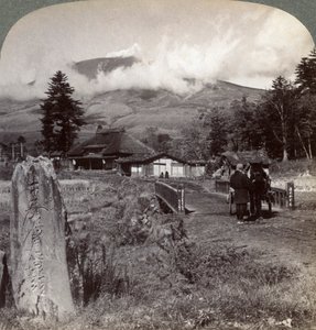 Mount Asama Asamayama, Japán legnagyobb aktív vulkánja, Katsukakétól északnyugatra, 1904. alkotó: Underwood and Underwood