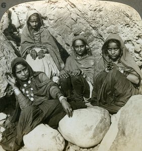 Natív Bhujji lányok, Sutlej folyó, Himalája, India, 1900-as évek. alkotó: Underwood and Underwood