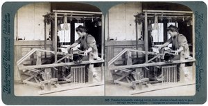 Pamutszövetet szövő paraszt háziasszony, Japán, 1904 alkotó: Underwood and Underwood