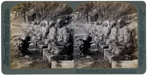 Paraszt imádkozik a Fény Istenének szobrai előtt, a Daiya folyónál, Nikko, Japán, 1904. alkotó: Underwood and Underwood
