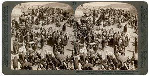 Emberek, akik feljönnek Jeruzsálembe áldozatért, a keleti falon kívül, 1900. alkotó: Underwood and Underwood