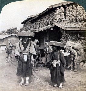 Zarándok koldusok kis gongokat verve a Kawaguchi-tó közelében, Japán, 1904 alkotó: Underwood and Underwood