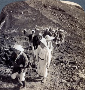 Zarándokok a Fuji Fujiyama hegy feljutásának végén, Japánban, 1904. alkotó: Underwood and Underwood