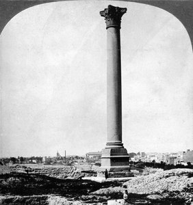 A Pompeius-oszlop, a tengerészek nevezetessége és a modern Alexandria, Egyiptom, 1905. alkotó: Underwood and Underwood