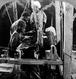 Kendőszövők, Kasmír, India, 1900-as évek. alkotó: Underwood and Underwood