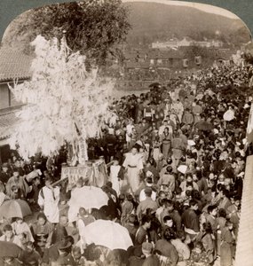 Szent tárgyakat szállító sintó körmenet a birodalmi múzeumba vezető hídon, Kyoto, Japán, 1904. alkotó: Underwood and Underwood