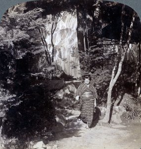 Egy vízesés fröccsenő vize Yumotóban, Japánban, 1904. alkotó: Underwood and Underwood