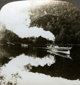 Gőzhajó a Loch Katrine-on, Skóciában. alkotó: Underwood and Underwood