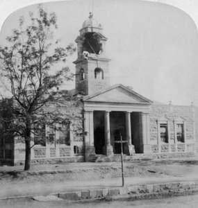 A városháza, amelyet búr lövedék ütött az ostrom alatt, Ladysmith, Dél-Afrika, 1901 alkotó: Underwood and Underwood