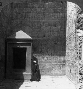 A szentek szentje és az isteni kép kegyhelye, Edfu temploma, Egyiptom, 1905. alkotó: Underwood and Underwood