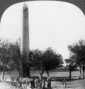 Heliopolis obeliszkje, Egyiptom, 1905. alkotó: Underwood and Underwood