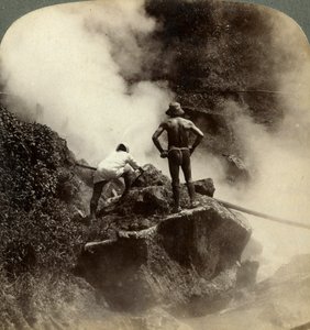 Gőz- és forrásban lévő sárkitörést nézni az Aso-san vulkán felénél, Japánban, 1904 alkotó: Underwood and Underwood