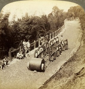Nők a Darjeeling Highway-en, Indiában. alkotó: Underwood and Underwood