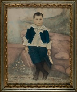 Fiú divatos kék öltönyben alkotó: Unidentified