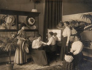 Öt hölgy egy szőnyegboltban alkotó: Unidentified
