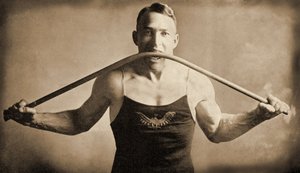 A kaliforniai erősember, P. A. Linebarger úr egy vasrudat hajlít a fogaival, San-Francisco 1922 körül alkotó: Unknown