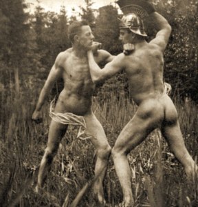 Harci póz római sisakkal, 1910 körül (szépia fotó) alkotó: Unknown