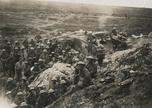 Hivatalos fénykép a nyugati fronton készült ?D 1641. Az egyik tankunk Flersben.?, 1916 alkotó: Unknown