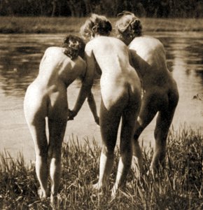 Three Graces, egy női akttrió, 1900 körül (szépia fotó)