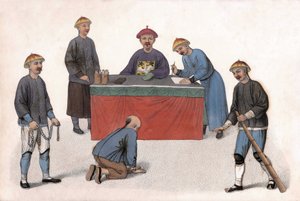 A bíró előtti vádlottnak egy hivatalnok, egy titkár és őrök segítettek. „A kínaiak büntetése”, London alkotó: Unknown artist