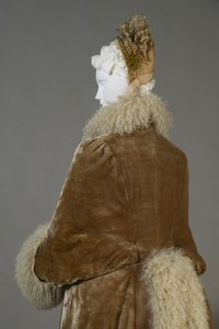 Bertha Palmer télikabátja, 1885 körül (hát részlet), selyembársony és báránygyapjú. alkotó: Unknown artist