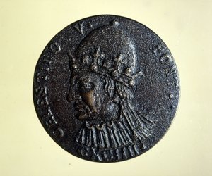 V. Celesztin (vagy Szent Péter Celesztin) (1215 - 1296) a pápa, aki elköltözött. A római éremkabinet érme. alkotó: Unknown artist