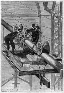 A New York-i Brooklyn híd építése: A 19 másodlagos kábel spirálacélhuzallal egyetlen kábellé történő fedésére használt gép. Metszet 1883-ból. alkotó: Unknown artist