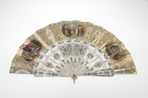 Legyező, 1860 körül, Nyomtatott és festett papír, gyöngyház, arany, ezüst és réz fémek és tükör, készítő ismeretlen alkotó: Unknown artist
