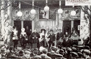 Zenés műsor a mézeskalácsvásáron az Alcazar Színház épülete előtt alkotó: Unknown Artist