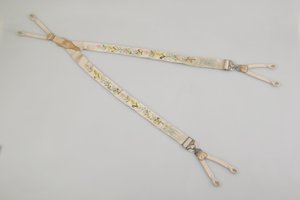 Harisnyatartó, 1880 körül, Hímzett fehér szatén, bőr, ezüst, Gyártó ismeretlen alkotó: Unknown artist