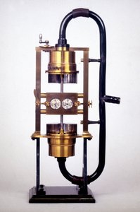 Hermann Ludwig Ferdinand von Helmholtz (1821-1894), német fizikus és fiziológus „kettős sziréna”, aki alaposan tanulmányozta a hallás mechanizmusait. alkotó: Unknown artist