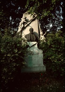 Kilátás Franz von Suppe (1819-1895) osztrák zeneszerző és karmester sírjáról a bécsi központi temetőben (Zentralfriedhof), Ausztria alkotó: Unknown artist