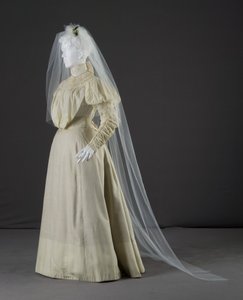 Esküvői ruha alkotó: Unknown artist