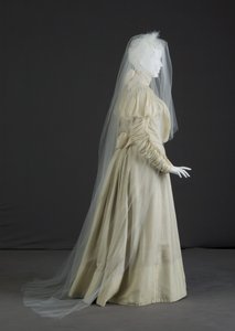 Esküvői ruha alkotó: Unknown artist