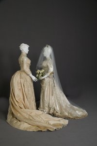 Esküvői ruhák alkotó: Unknown artist