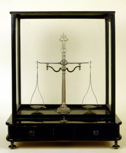 19. századi patikamérleg. alkotó: Unknown artist