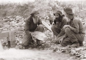3 férfi szűri a földet, hogy aranyat szerezzen: Aranykeresők Dél-Dakotában, Rockerville-ben. Fényképezés 1889. alkotó: Unknown artist