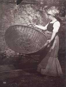 [Női parasztasszony kosárral] alkotó: Unknown artist