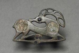 Fibula fekvő szarvas alakban alkotó: Unknown artist