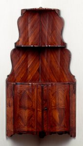Bútor: sarokszekrény fa polcokkal. 1740 kb. Homályos. 80 cm Magángyűjtemény alkotó: Unknown artist