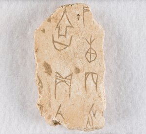Feliratos csonttöredék ("orákulum") alkotó: Unknown artist