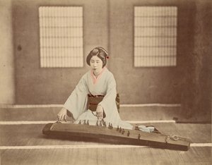 [Japán nő koto-n játszik] alkotó: Unknown artist