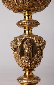 Fémkovácsolás. Kehely. A. Le Vaillant de la Bassarderie kanonok, a székesegyházi káptalan dékánja ajándéka 1726-tól 1758-ig. 18. század. Részlet. alkotó: Unknown artist