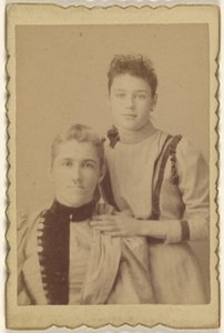 [Anya ül, lánya áll] alkotó: Unknown artist