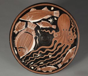 Piros figura halatányér: polip, márna, keszeg, kagyló alkotó: Unknown artist