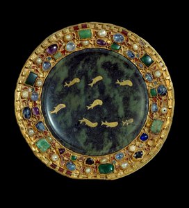 Vallási tárgy: a Kr.e. 1. századból vagy az Alsó-Római Birodalomból származó kígyópaténa, valamint gyöngyökkel és drágakövekkel kirakott arany keret Kopasz Károly korából (i.sz. 850-900). Párizs, Louvre Múzeum alkotó: Unknown artist