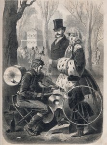 A párizsi Champs Elysees férfi zenekara. Csengősapka van, görgős láda a hátán, cintányérok a térdén, hegedül. Metszet a „Le Monde illustrious”-ban 1862-ből. Magángyűjtemény. alkotó: Unknown artist