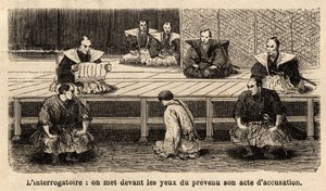 Az igazságszolgáltatás szakaszai: kihallgatás, vádirat felolvasása a vádlottnak, aki bírái elé áll, térdre, nyakát őr által tartott kötél tartja. Aime Humbert svájci miniszter 1863-1864-es japán utazását illusztráló metszet alkotó: Unknown artist